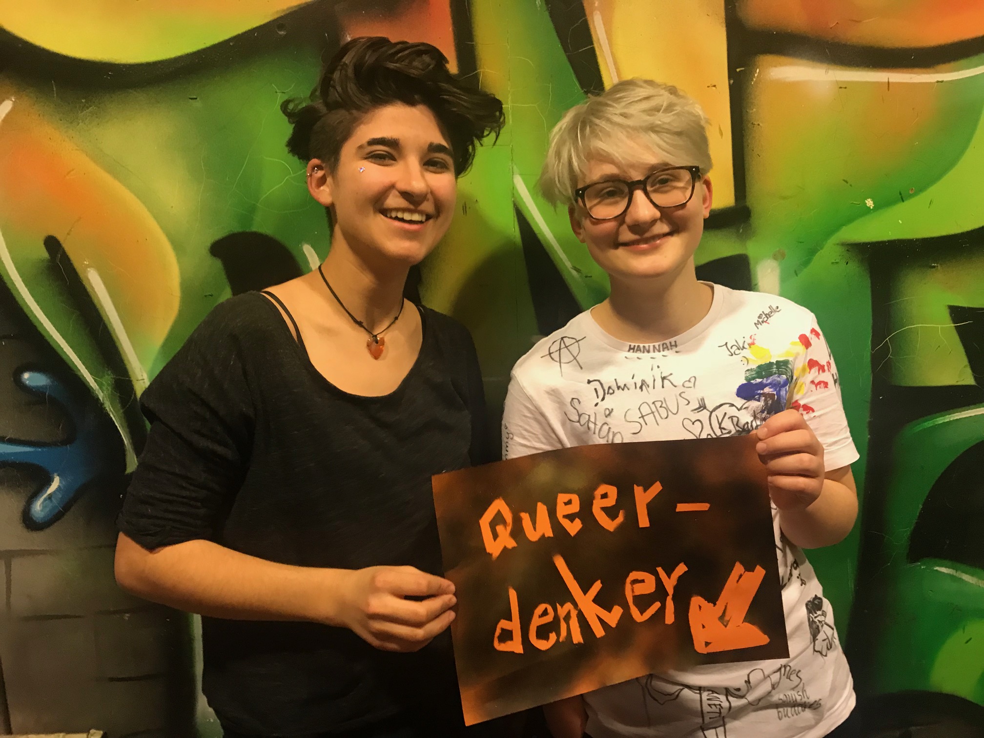 Zwei Bezaubernde Junge Lesben Haben Spaß Miteinander